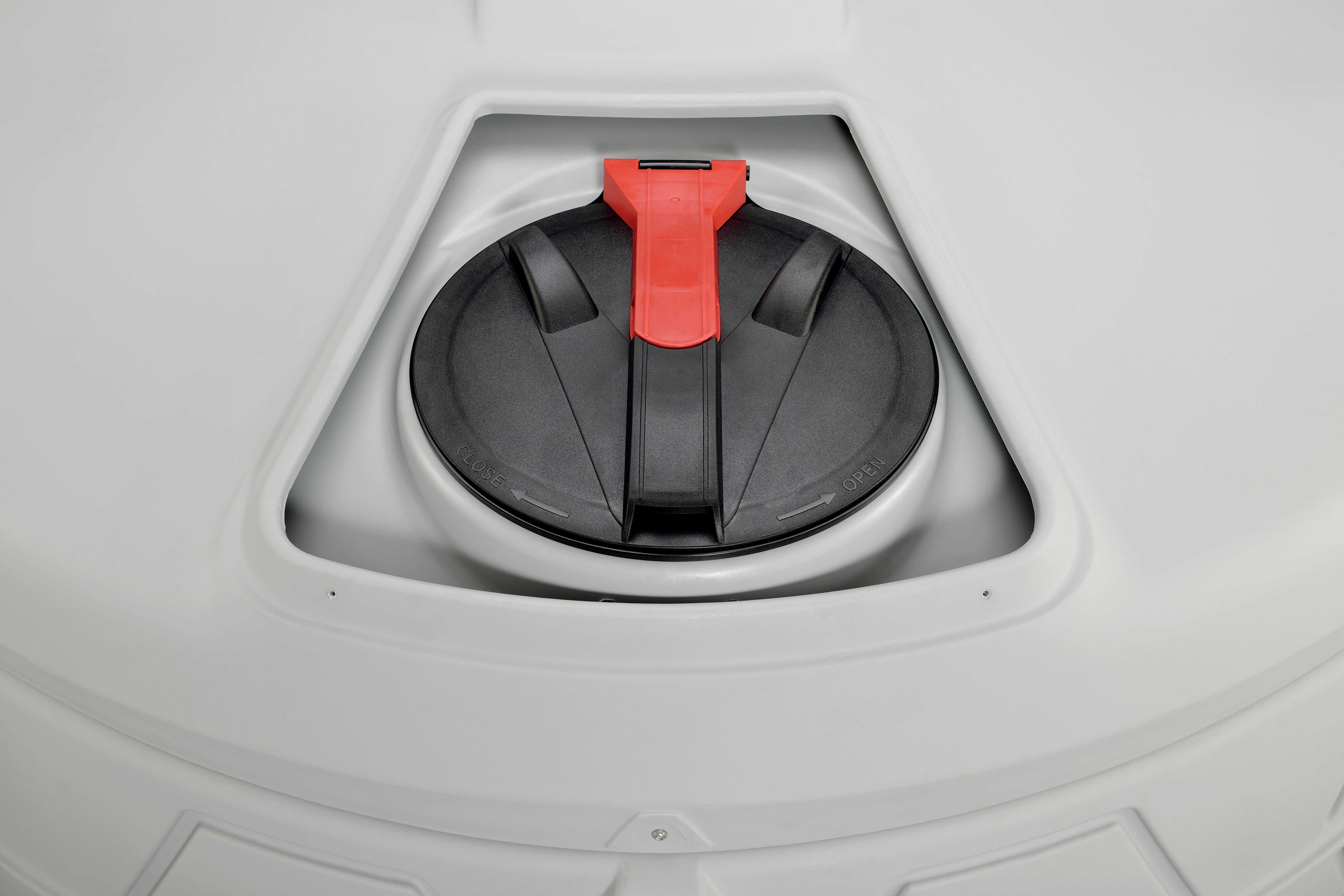 Klappdeckel – großer Zugang in den Tank