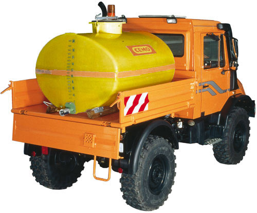 Beispiel GFK-Fass 2000 Liter mit Holzkufen auf Unimog