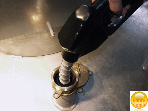 9bbbf63fe539a5ebffa0cee10cc63728 Beispiel Befüllung mit Zapfpistole – Spritzschutz-Einsatz für DT-MOBIL