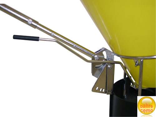 70c92044b52fe2288397091e994dcc5d Schalthebel für Streubreite – darüber die verstellbare Schubstange