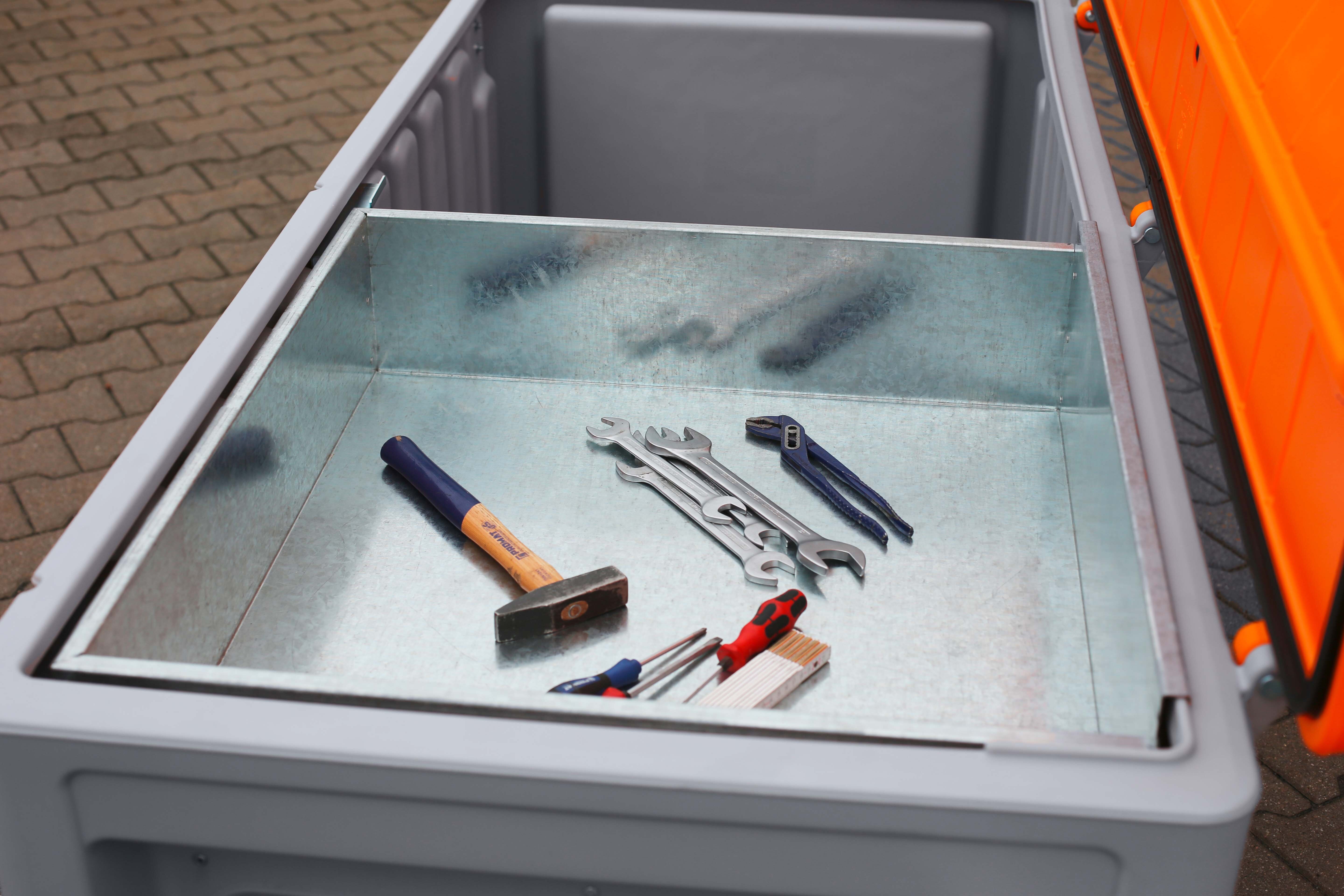 Beispiel Einlegeschale aus Metall für CEMbox, Werkzeugkasten, Hammer, Schraubenschlüssel, Zange, Werkzeugkastenfach
