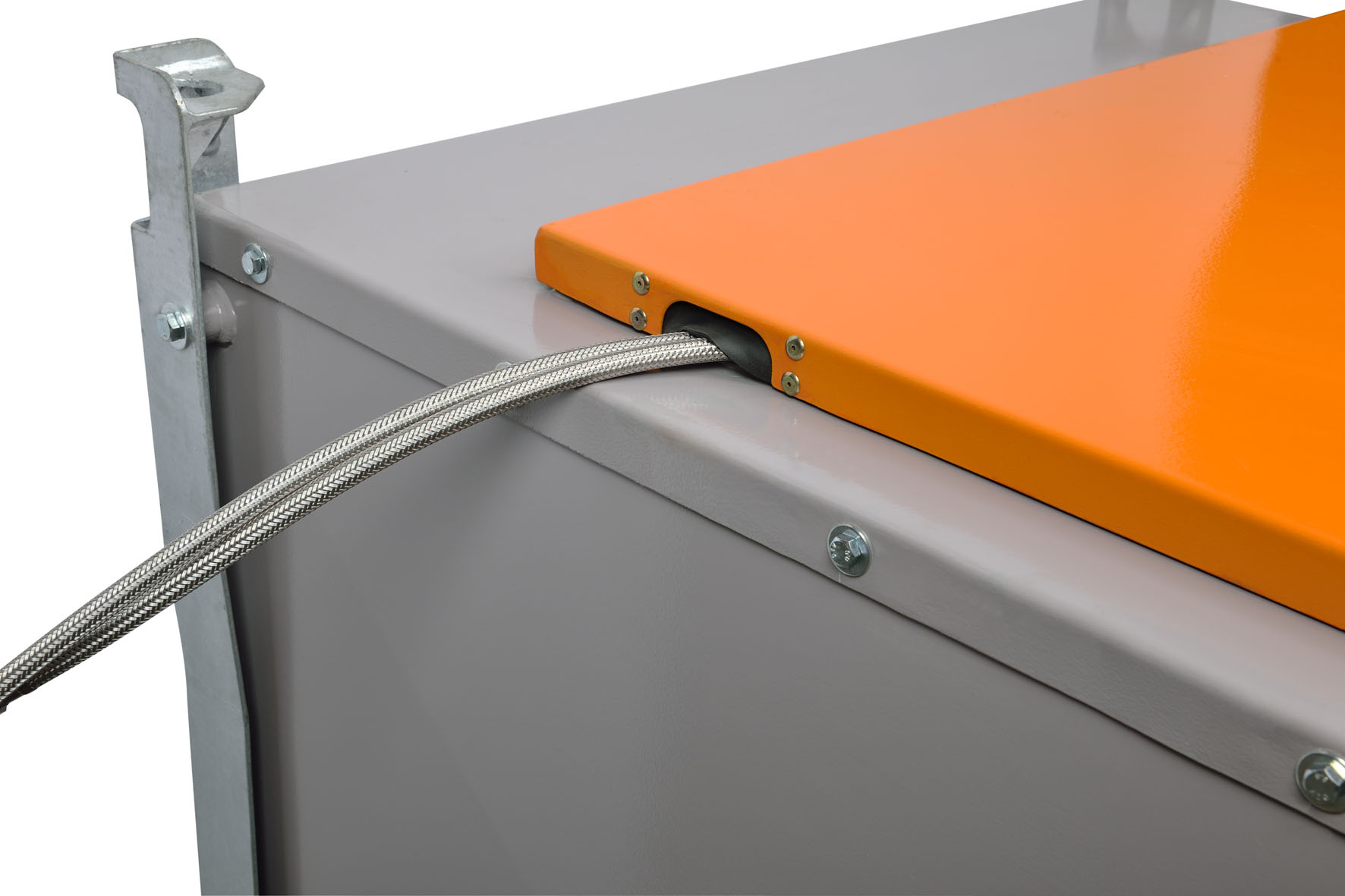 10786_0419_DT-Mobil-PRO-ST-980-Generatortank_Detail-neu PRO mobil hybrid 980 Liter Generatortank – geschützte Schlauchdurchführung